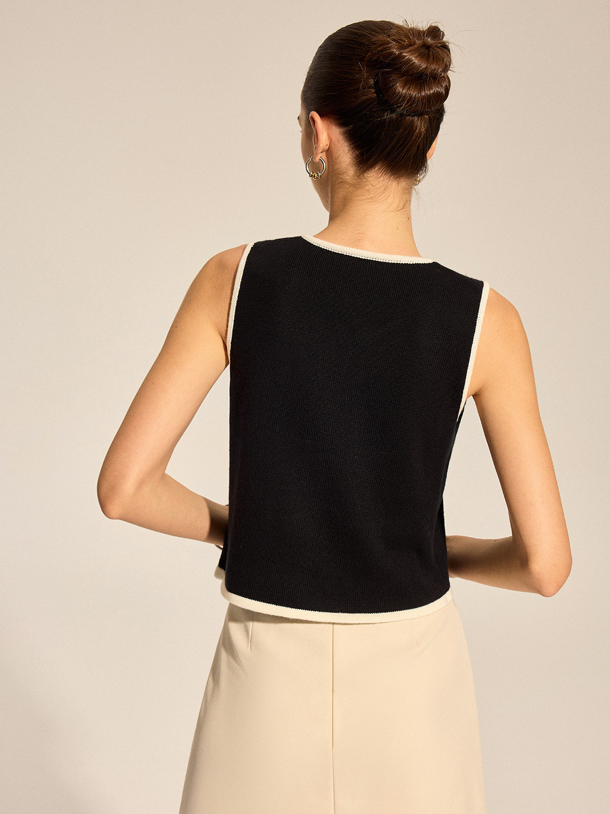 Wavy Trim Metal Button Knit Vest